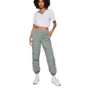 Forever 21 Active Knit Crop Top OVERSIZED XS White Tea Collar V-Neck Lightweight